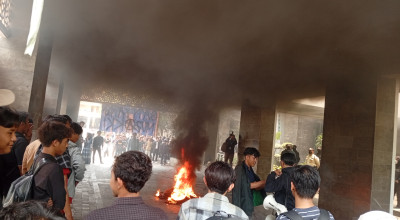 Hari Kedua Didemo Mahasiswa UINSA, Rektor Muzakki Disebut Bolos Ngantor