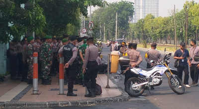 Mahasiswa UINSA Usir Aparat saat Pengamanan Demo Dalam Kampus