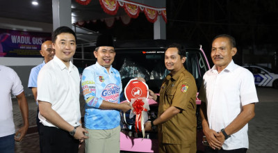 Bupati Jember Terima Bantuan Ambulans Homecare Dari Perusahaan Swasta