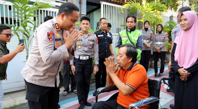 Kapolres Gresik Beri Ojol Korban Kecelakaan di Kebomas Kursi Roda dan Modal Usaha