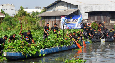 Prajurit Marinir dan Warga Gotong Royong Bersihkan Sungai Rolak Surabaya