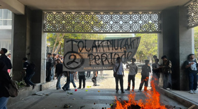 Tuntutan Belum Direspon, Mahasiswa UINSA Duduki Rektorat