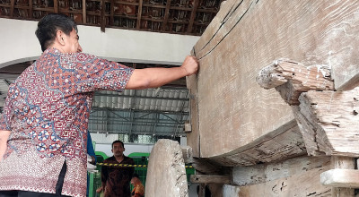 Pembersihan Bekas Vandalisme Kereta Antik Bupati Kediri Pertama Hampir Selesai