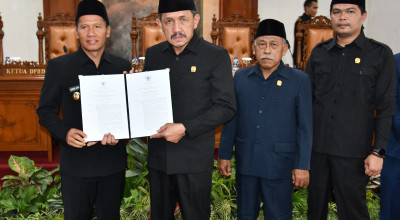 Percepatan Pembangunan, Plt Bupati Tulungagung Serahkan Dua Ranperda APBD