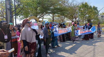Krisis Air, Emak-emak Perum Tambora Lamongan Demo Bawa Gayung dan Timba