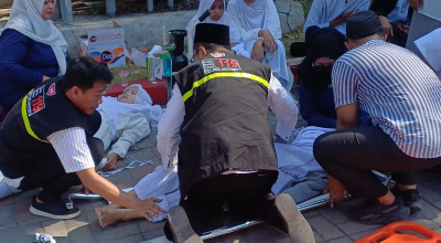 Upacara Hari Santri di Lamongan, Peserta Kelelahan Hingga Pingsan