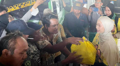Mewakili Bahlil, Adela Bagikan Sembako untuk Sopir Angkot Surabaya