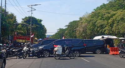 Massa ARSAS Kembali Tutup Jalan A Yani Depan Polda Jatim, Desak Kepastian Kasus HiQua