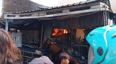 Kebakaran Gudang Rongsokan Dekat Pasar Wadungasri Sidoarjo Bikin Warga Panik