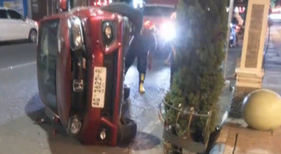 Tabrak Trotoar, Mobil Penyanyi Dangdut di Tulungagung Terbalik