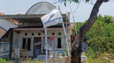 Heboh! Rumah di Lamongan Kibarkan Bendera Israel dan Dinding Bergambar Iluminati