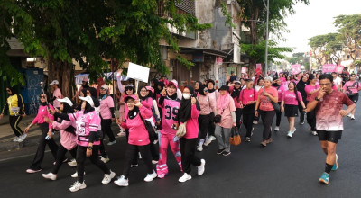 Ratusan Warga Surabaya Turun ke Jalan Suarakan Kepedulian Kanker Payudara