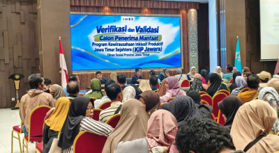 Ratusan Warga Lamongan Rela Antre Seharian Demi Dapat Bantuan Modal Usaha