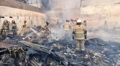 3 Rumah di Surabaya Terbakar, Api Muncul dari Puing Bangunan yang Baru Dirobohkan
