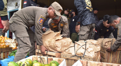 Satpol PP Surabaya Segel Tujuh Kios Buah di Tambak Mayor hingga Tanjungsari