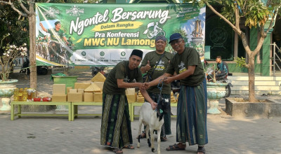 Serunya Ngontel Bersarung Berhadiah Kambing di Lamongan