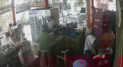 Aksi Pencurian Handphone Karyawan Rumah Makan di Kota Probolinggo Terekam CCTV
