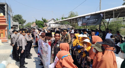 Ratusan Guru di Lamongan Turun Jalan Minta Oknum TNI Penganiaya Kepsek Dihukum