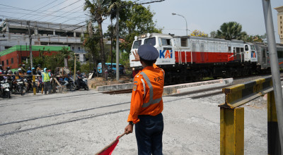 KAI Daop 8 Surabaya Siagakan Petugas Ekstra di 17 Titik Perlintasan Lamongan