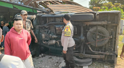 Usai Tabrak Motor dan Pagar Rumah, Mobil Pikap di Tulungagung Terguling