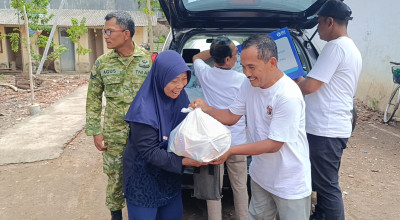 BRI dan PWI Tulungagung Bagikan Ratusan Paket Sembako di Kampung Pemulung