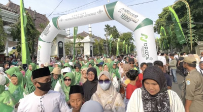 Jalan Sehat Bersarung Warnai Puncak HSN di Lamongan