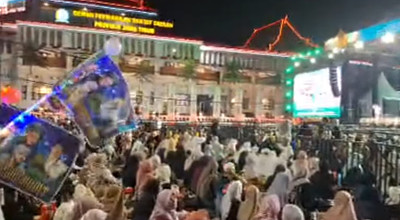Peringatan Hari Jadi, Ribuan Jemaah Berselawat Bareng Habib Syech