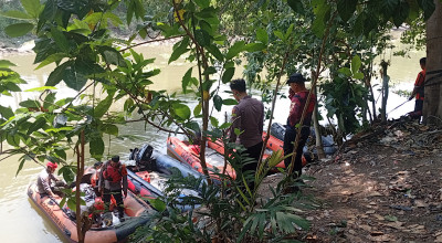 Lima Perahu Sisir Sungai Jagir Cari Pelaku Pembacokan di Panjang Jiwo Surabaya