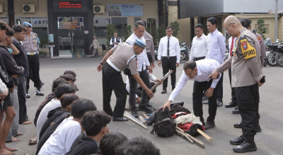 Polisi Amankan 26 Pemuda Diduga Hendak Tawuran di Lamongan, Sita Kayu-Selang