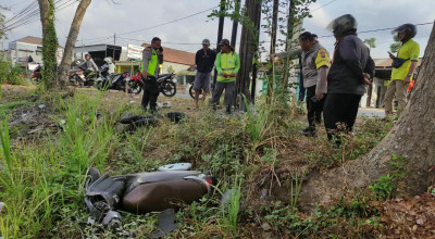 Pemuda di Tulungagung Tewas Usai Motornya Tabrak Tiang Kabel Fiber Optik