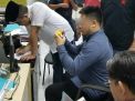 Gabriel, Pilot Lion Air saat menjalani tes urine di Mapolrestabes Surabaya