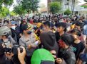 AKBP Arman mendinginkan emosi massa pendemo tolak Omnibus Law di Kota Pasuruan