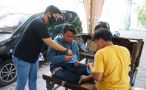 Komunitas Entrepreneur Millenial Surabaya membagikan masker gratis untuk anak-anak muda