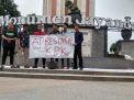 Solidaritas Mahasiswa Sidoarjo menggelar aksi damai di Monumen Jayandaru