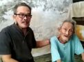 Amang Genggong (kanan) dalam kondisi sakit saat dijenguk Kris Adji, seninam lukis
