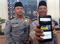 Kasatlantas Polrestabes Surabaya, AKBP Eva Guna Pandia (kanan) menunjukkan aplikasi e-SIM Surabaya
