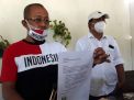 Armuji (kiri) menunjukkan surat pengunduran dirinya dari Bacawawali Surabaya (Foto: Zain Ahmad/jatimnow.com)
