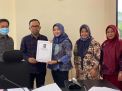 Ketua BK DPRD Surabaya Badrut Tamam saat menerima laporan dari Sekretaris Fraksi PAN-PPP Juliana Eva Wati (Foto: Dok. jatimnow.com)
