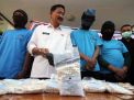 Kepala BNNK Surabaya AKBP Kartono (baju putih) membeberkan tiga tersangka dan barang bukti ganja serta Pil Double L