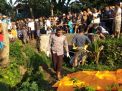 Petugas mengevakuasi mayat pria penuh luka yang ditemukan di areal persawahan di Banyuwangi