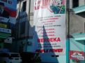 Baliho 'People Power' dipasang Posko Rumah Pemenangan Prabowo-Sandi Jawa Timur di kawasan Gayungan, Surabaya