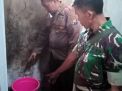 Polisi dan TNI melihat ember air tempat sang bayi tercebur hingga tewas