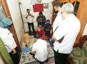 Wali Kota Probolinggo Hadi Zainal Abidin saat melihat kondisi balita yang butuh biaya pengobatan