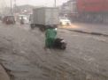 Hujan deras merendam jalan di wilayah Lawang, Malang