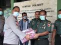 Solid Cegah Covid-19, Polisi Tulungagung Bagikan Ribuan Masker ke TNI