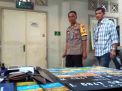 Kombes Pol Sandi Nugroho dan AKBP Sudamiran melihat barang bukti kejatahan Fanani, begal sadis yang ditembak mati