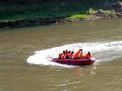 Tim SAR saat melakukan pencarian bocah SD yang tenggelam di Sungai Brantas Kediri