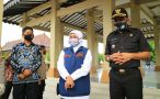 Gubernur Jawa Timur Khofifah Indar Parawansa bersama Bupati Ponorogo Ipong Muchlissoni usai mengunjungi Ponpes Gontor 2