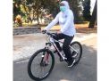 Gubernur Jatim Khofifah Indar Parawansa saat mencoba sepeda produksi Sidoarjo (Foto: Instagram @khofifah.ip)