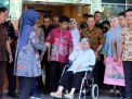 Senyum Ceria Wali Kota Risma saat keluar dari RSU dr Soetomo, Surabaya